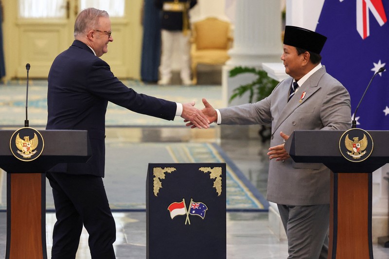 Presiden Prabowo Subianto dan PM Australia Anthony Albanese saat konferensi pers di Istana Negara, Jakarta, Jumat (6/2/2026). (REUTERS/Willy Kurniawan)