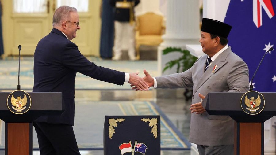 Presiden Prabowo Subianto dan PM Australia Anthony Albanese saat konferensi pers di Istana Negara, Jakarta, Jumat (6/2/2026). (REUTERS/Willy Kurniawan)