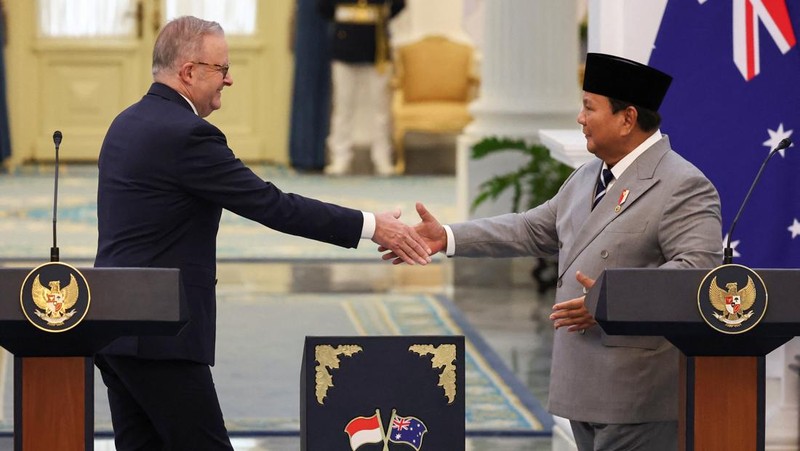 Presiden Prabowo Subianto dan PM Australia Anthony Albanese saat konferensi pers di Istana Negara, Jakarta, Jumat (6/2/2026). (REUTERS/Willy Kurniawan)