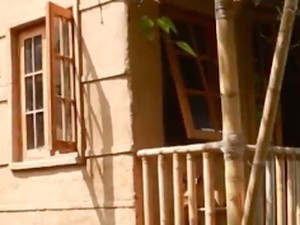 Video: Bikin Rumah dari Tanah dan Bambu, Emang Bisa?