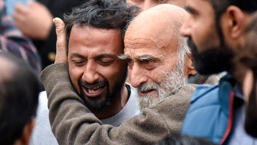 Ambulans mengevakuasi korban setelah ledakan dahsyat di sebuah masjid Muslim Syiah di Islamabad, Pakistan, 6 Februari 2026. (REUTERS/Waseem Khan)