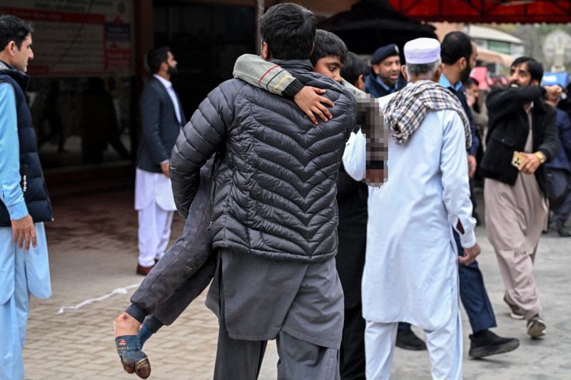 Ambulans mengevakuasi korban setelah ledakan dahsyat di sebuah masjid Muslim Syiah di Islamabad, Pakistan, 6 Februari 2026. (REUTERS/Waseem Khan)