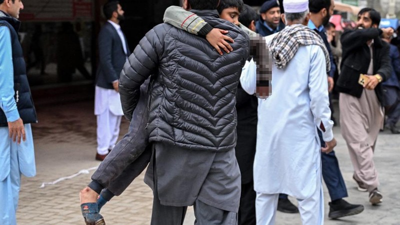 Ambulans mengevakuasi korban setelah ledakan dahsyat di sebuah masjid Muslim Syiah di Islamabad, Pakistan, 6 Februari 2026. (REUTERS/Waseem Khan)