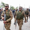 Tentara tiba di lokasi setelah ledakan dahsyat di sebuah masjid Muslim Syiah di Islamabad, Pakistan, 6 Februari 2026. (REUTERS/Waseem Khan)