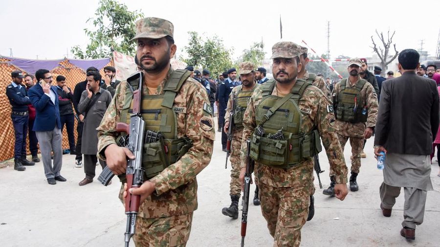 Ambulans mengevakuasi korban setelah ledakan dahsyat di sebuah masjid Muslim Syiah di Islamabad, Pakistan, 6 Februari 2026. (REUTERS/Waseem Khan)