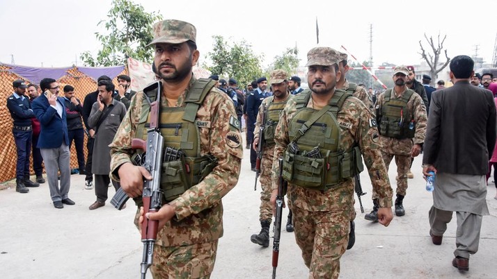 Tentara tiba di lokasi setelah ledakan dahsyat di sebuah masjid Muslim Syiah di Islamabad, Pakistan, 6 Februari 2026. (REUTERS/Waseem Khan)