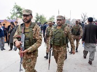 Tentara tiba di lokasi setelah ledakan dahsyat di sebuah masjid Muslim Syiah di Islamabad, Pakistan, 6 Februari 2026. (REUTERS/Waseem Khan)