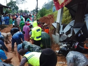 Anak Perempuan Tewas Tertimbun Longsor di Jojogan Pemalang, Ibunya Luka