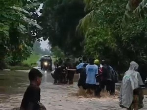 Banjir di Flores Timur, Jalan Raya Lumpuh Dua Jam
