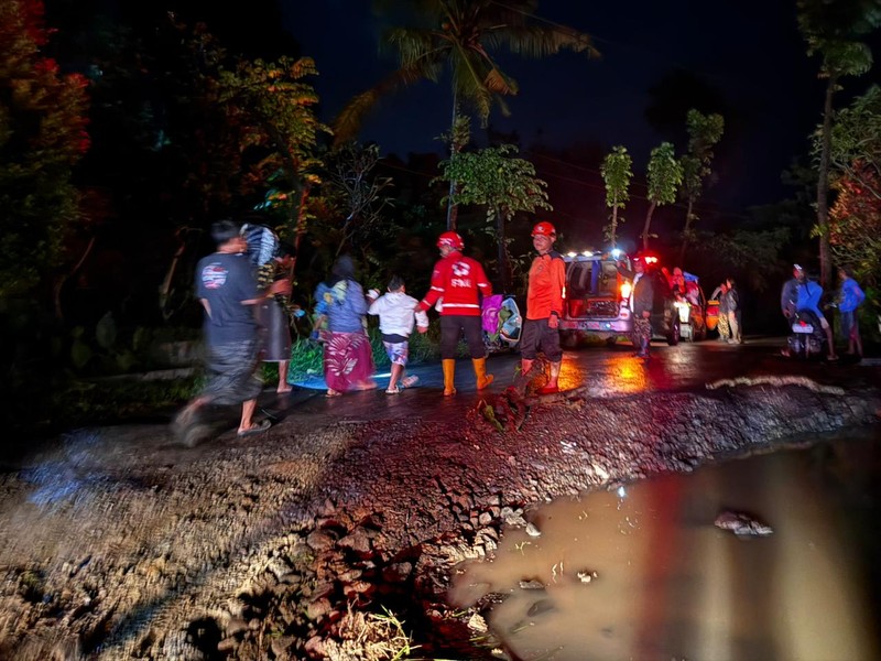 Bencana tanah bergerak melanda Desa Padasari, Kecamatan Jatinegara, Kabupaten Tegal, Jawa tengah, Jumat (6/2/2026), berdampak pada ratusan rumah warga. BPBD Kabupaten Tegal bersama instansi terkait terus melakukan evakuasi dan penanganan darurat. (Dok: BPBD Kab. Tegal)