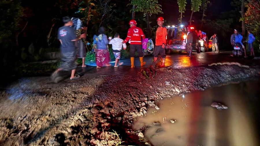 Bencana tanah bergerak melanda Desa Padasari, Kecamatan Jatinegara, Kabupaten Tegal, Jawa tengah, Jumat (6/2/2026), berdampak pada ratusan rumah warga. BPBD Kabupaten Tegal bersama instansi terkait terus melakukan evakuasi dan penanganan darurat. (Dok: BPBD Kab. Tegal)