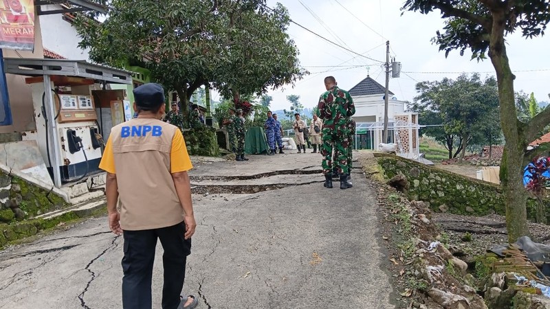 Bencana tanah bergerak melanda Desa Padasari, Kecamatan Jatinegara, Kabupaten Tegal, Jawa tengah, Jumat (6/2/2026), berdampak pada ratusan rumah warga. BPBD Kabupaten Tegal bersama instansi terkait terus melakukan evakuasi dan penanganan darurat. (Dok: BPBD Kab. Tegal)