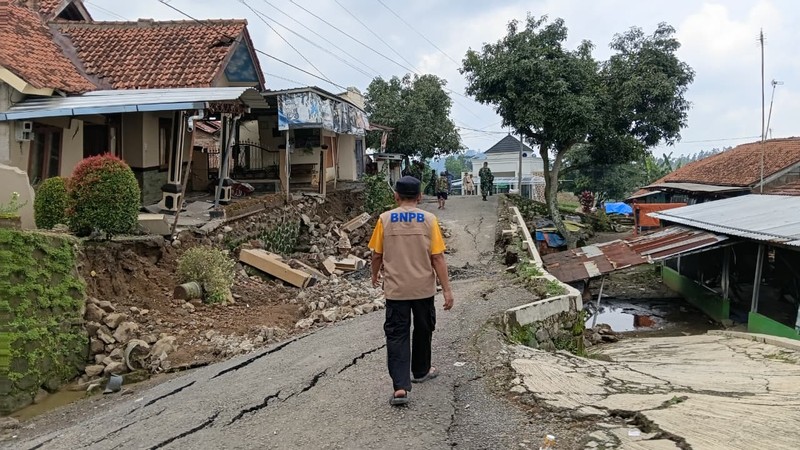 Bencana tanah bergerak melanda Desa Padasari, Kecamatan Jatinegara, Kabupaten Tegal, Jawa tengah, Jumat (6/2/2026), berdampak pada ratusan rumah warga. BPBD Kabupaten Tegal bersama instansi terkait terus melakukan evakuasi dan penanganan darurat. (Dok: BPBD Kab. Tegal)