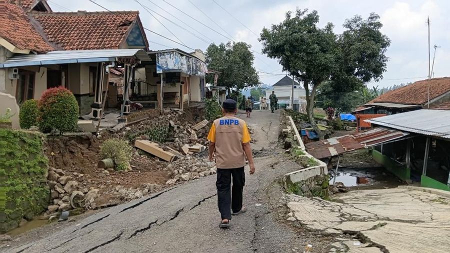 Bencana tanah bergerak melanda Desa Padasari, Kecamatan Jatinegara, Kabupaten Tegal, Jawa tengah, Jumat (6/2/2026), berdampak pada ratusan rumah warga. BPBD Kabupaten Tegal bersama instansi terkait terus melakukan evakuasi dan penanganan darurat. (Dok: BPBD Kab. Tegal)