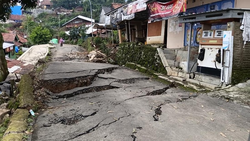 Bencana tanah bergerak melanda Desa Padasari, Kecamatan Jatinegara, Kabupaten Tegal, Jawa tengah, Jumat (6/2/2026), berdampak pada ratusan rumah warga. BPBD Kabupaten Tegal bersama instansi terkait terus melakukan evakuasi dan penanganan darurat. (Dok: BPBD Kab. Tegal)