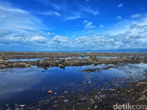 Surga Surfing di Pesisir Talanca yang Kini Terkubur Sampah