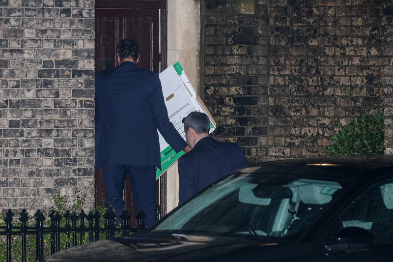 Kepolisian Inggris melakukan penyelidikan terhadap mantan Duta Besar London untuk Amerika Serikat (AS), Peter Mandelson, menyusul terungkapnya kedekatan antara mantan Dubes itu dengan pelaku kejahatan seks Jefrrey Epstein. Dua properti milik Mandelson digeledah oleh pihak kepolisian. (REUTERS/Isabel Infantes)