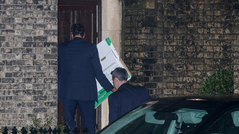 Kepolisian Inggris melakukan penyelidikan terhadap mantan Duta Besar London untuk Amerika Serikat (AS), Peter Mandelson, menyusul terungkapnya kedekatan antara mantan Dubes itu dengan pelaku kejahatan seks Jefrrey Epstein. Dua properti milik Mandelson digeledah oleh pihak kepolisian. (REUTERS/Isabel Infantes)