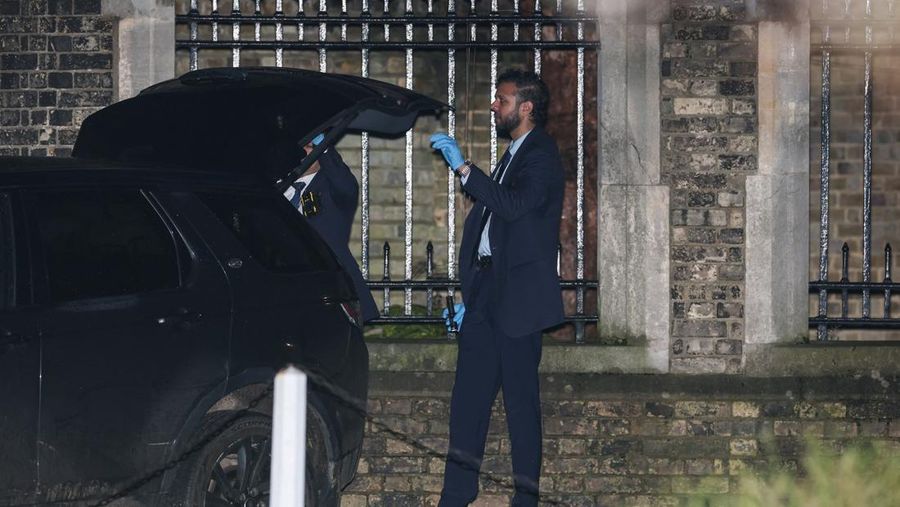 Kepolisian Inggris melakukan penyelidikan terhadap mantan Duta Besar London untuk Amerika Serikat (AS), Peter Mandelson, menyusul terungkapnya kedekatan antara mantan Dubes itu dengan pelaku kejahatan seks Jefrrey Epstein. Dua properti milik Mandelson digeledah oleh pihak kepolisian. (REUTERS/Isabel Infantes)