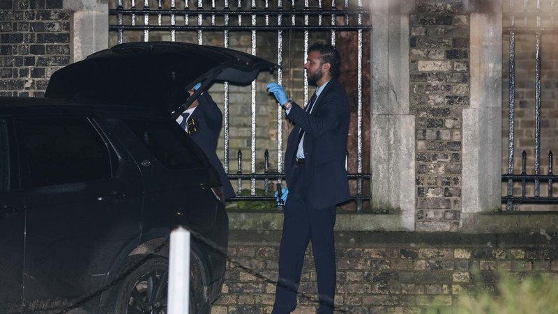 Kepolisian Inggris melakukan penyelidikan terhadap mantan Duta Besar London untuk Amerika Serikat (AS), Peter Mandelson, menyusul terungkapnya kedekatan antara mantan Dubes itu dengan pelaku kejahatan seks Jefrrey Epstein. Dua properti milik Mandelson digeledah oleh pihak kepolisian. (REUTERS/Isabel Infantes)