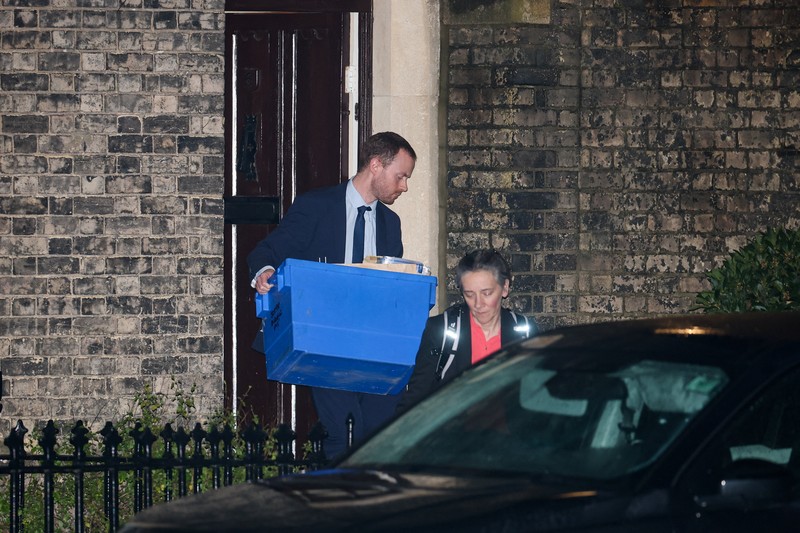 Kepolisian Inggris melakukan penyelidikan terhadap mantan Duta Besar London untuk Amerika Serikat (AS), Peter Mandelson, menyusul terungkapnya kedekatan antara mantan Dubes itu dengan pelaku kejahatan seks Jefrrey Epstein. Dua properti milik Mandelson digeledah oleh pihak kepolisian. (REUTERS/Isabel Infantes)