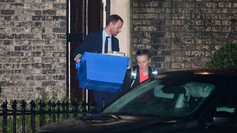 Kepolisian Inggris melakukan penyelidikan terhadap mantan Duta Besar London untuk Amerika Serikat (AS), Peter Mandelson, menyusul terungkapnya kedekatan antara mantan Dubes itu dengan pelaku kejahatan seks Jefrrey Epstein. Dua properti milik Mandelson digeledah oleh pihak kepolisian. (REUTERS/Isabel Infantes)