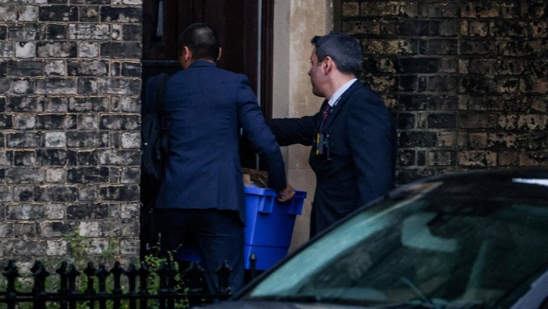 Kepolisian Inggris melakukan penyelidikan terhadap mantan Duta Besar London untuk Amerika Serikat (AS), Peter Mandelson, menyusul terungkapnya kedekatan antara mantan Dubes itu dengan pelaku kejahatan seks Jefrrey Epstein. Dua properti milik Mandelson digeledah oleh pihak kepolisian. (REUTERS/Isabel Infantes)