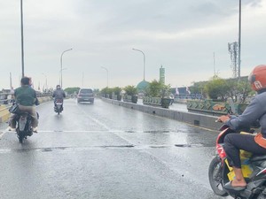 Banyak Lubang di Flyover Ciputat Bikin Pemotor Jatuh, Begini Kondisinya