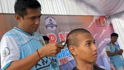 Berawal dari Punk, Andi Barberman Lihai Mencukur hingga Pecah Rekor MURI