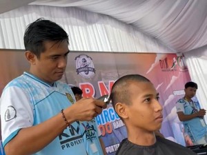Andi Pecahkan Rekor MURI Cukur 377 Kepala dalam 12 Jam, Ingin Buka Pelatihan
