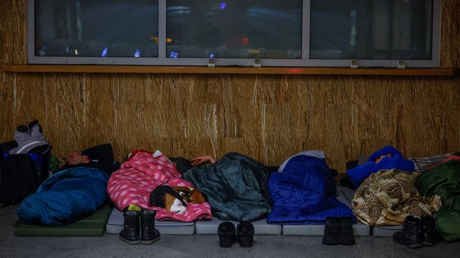 Orang-orang tidur sambil berlindung di dalam stasiun metro selama serangan rudal dan drone Rusia semalaman, di tengah serangan Rusia terhadap Ukraina, di Kyiv, Ukraina, 7 Februari 2026. (REUTERS/Alina Smutko)