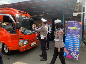 Polres Blitar Edukasi Keselamatan Penumpang di Terminal Kesamben