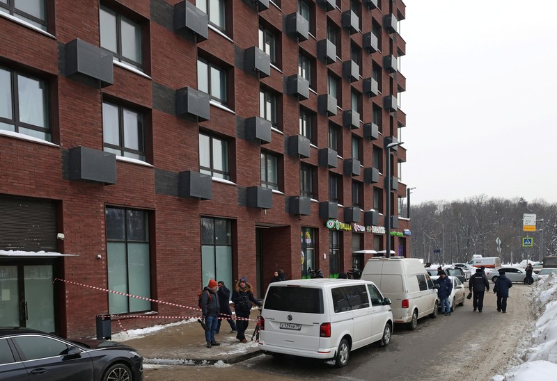 Sebuah mobil van milik Komite Investigasi Rusia diparkir di luar sebuah gedung apartemen tempat percobaan pembunuhan terhadap Letnan Jenderal Rusia Vladimir Alexeyev terjadi di Moskow, Rusia, 6 Februari 2026. (REUTERS/Anastasia Barashkova)