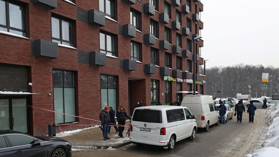 Sebuah mobil van milik Komite Investigasi Rusia diparkir di luar sebuah gedung apartemen tempat percobaan pembunuhan terhadap Letnan Jenderal Rusia Vladimir Alexeyev terjadi di Moskow, Rusia, 6 Februari 2026. (REUTERS/Anastasia Barashkova)