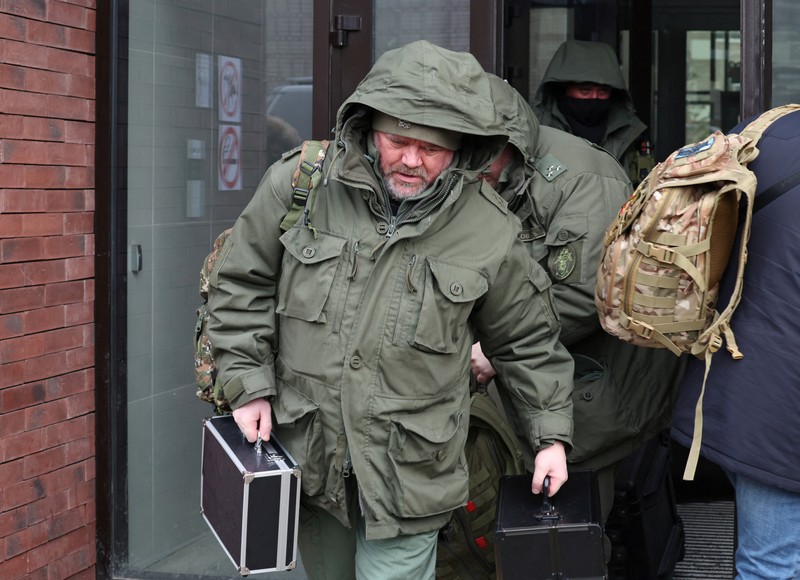 Sebuah mobil van milik Komite Investigasi Rusia diparkir di luar sebuah gedung apartemen tempat percobaan pembunuhan terhadap Letnan Jenderal Rusia Vladimir Alexeyev terjadi di Moskow, Rusia, 6 Februari 2026. (REUTERS/Anastasia Barashkova)