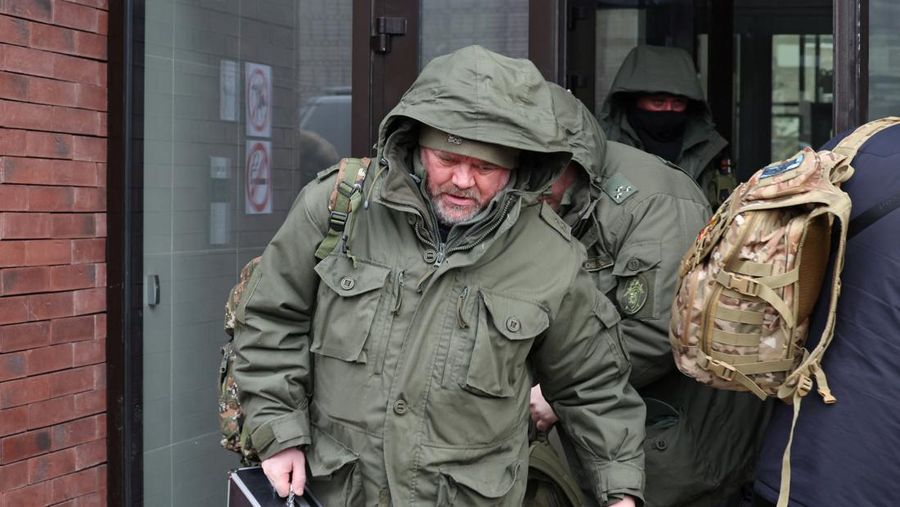 Sebuah mobil van milik Komite Investigasi Rusia diparkir di luar sebuah gedung apartemen tempat percobaan pembunuhan terhadap Letnan Jenderal Rusia Vladimir Alexeyev terjadi di Moskow, Rusia, 6 Februari 2026. (REUTERS/Anastasia Barashkova)