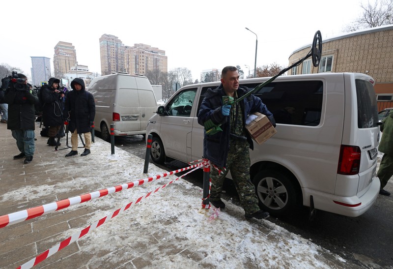 Sebuah mobil van milik Komite Investigasi Rusia diparkir di luar sebuah gedung apartemen tempat percobaan pembunuhan terhadap Letnan Jenderal Rusia Vladimir Alexeyev terjadi di Moskow, Rusia, 6 Februari 2026. (REUTERS/Anastasia Barashkova)