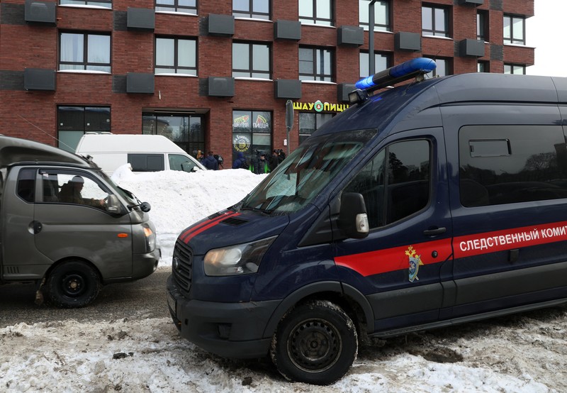Sebuah mobil van milik Komite Investigasi Rusia diparkir di luar sebuah gedung apartemen tempat percobaan pembunuhan terhadap Letnan Jenderal Rusia Vladimir Alexeyev terjadi di Moskow, Rusia, 6 Februari 2026. (REUTERS/Anastasia Barashkova)