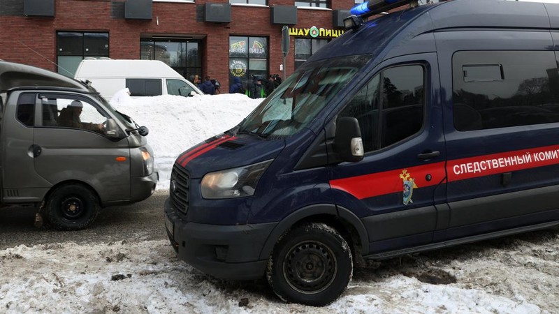 Sebuah mobil van milik Komite Investigasi Rusia diparkir di luar sebuah gedung apartemen tempat percobaan pembunuhan terhadap Letnan Jenderal Rusia Vladimir Alexeyev terjadi di Moskow, Rusia, 6 Februari 2026. (REUTERS/Anastasia Barashkova)