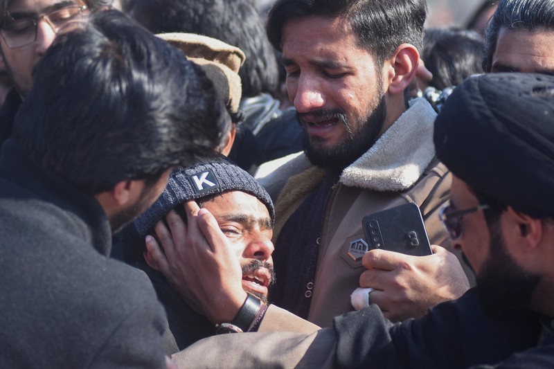 Suasana haru ketika orang-orang berkumpul untuk menghadiri pemakaman para korban setelah ledakan bom bunuh diri di sebuah masjid Muslim Syiah, di Islamabad, Pakistan, Sabtu (7/2/2026). (REUTERS/Waseem Khan)