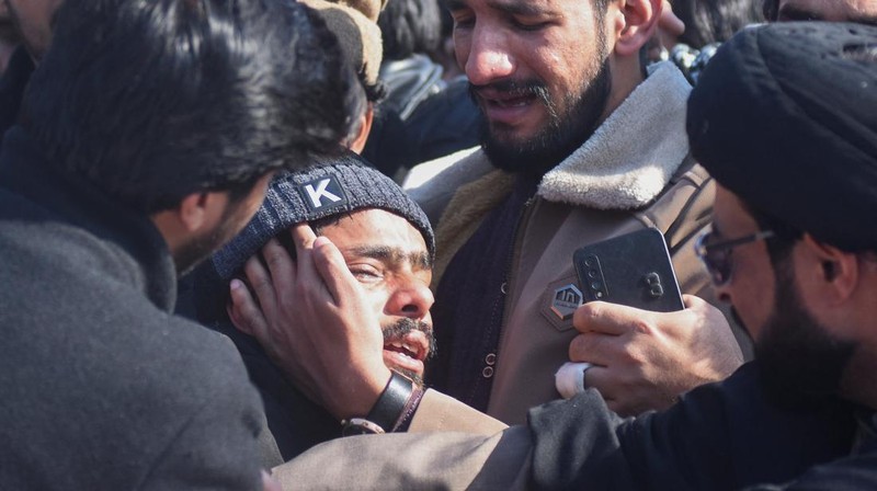 Suasana haru ketika orang-orang berkumpul untuk menghadiri pemakaman para korban setelah ledakan bom bunuh diri di sebuah masjid Muslim Syiah, di Islamabad, Pakistan, Sabtu (7/2/2026). (REUTERS/Waseem Khan)