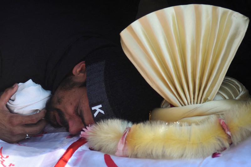Suasana haru ketika orang-orang berkumpul untuk menghadiri pemakaman para korban setelah ledakan bom bunuh diri di sebuah masjid Muslim Syiah, di Islamabad, Pakistan, Sabtu (7/2/2026). (REUTERS/Waseem Khan)