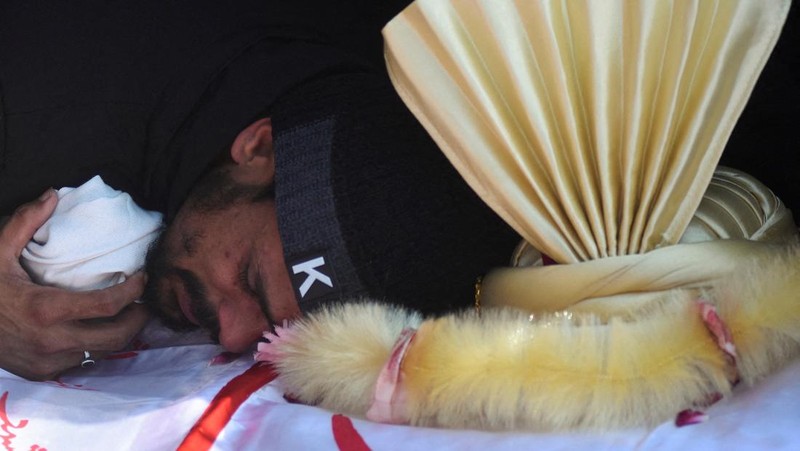 Suasana haru ketika orang-orang berkumpul untuk menghadiri pemakaman para korban setelah ledakan bom bunuh diri di sebuah masjid Muslim Syiah, di Islamabad, Pakistan, Sabtu (7/2/2026). (REUTERS/Waseem Khan)