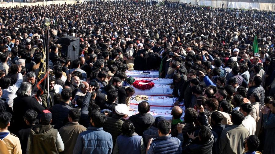Suasana haru ketika orang-orang berkumpul untuk menghadiri pemakaman para korban setelah ledakan bom bunuh diri di sebuah masjid Muslim Syiah, di Islamabad, Pakistan, Sabtu (7/2/2026). (REUTERS/Waseem Khan)