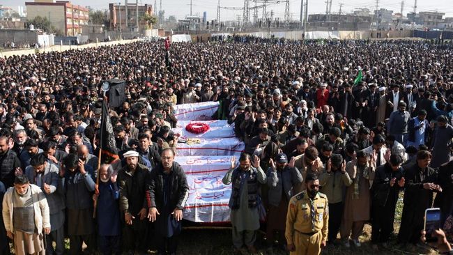 Tangis Pecah-Lautan Orang di Pemakaman Korban Bom Bunuh Diri Pakistan