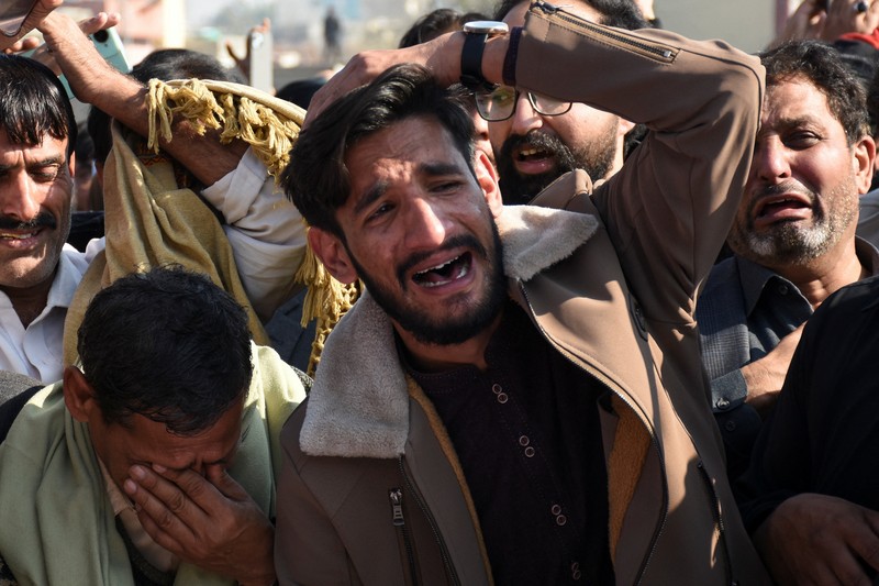 Suasana haru ketika orang-orang berkumpul untuk menghadiri pemakaman para korban setelah ledakan bom bunuh diri di sebuah masjid Muslim Syiah, di Islamabad, Pakistan, Sabtu (7/2/2026). (REUTERS/Waseem Khan)