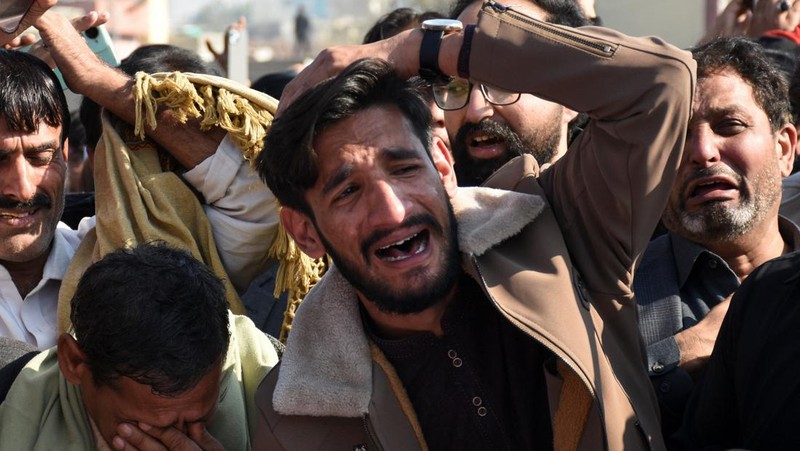 Suasana haru ketika orang-orang berkumpul untuk menghadiri pemakaman para korban setelah ledakan bom bunuh diri di sebuah masjid Muslim Syiah, di Islamabad, Pakistan, Sabtu (7/2/2026). (REUTERS/Waseem Khan)
