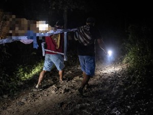 Jenazah Warga Bojonegoro Dipikul 3 Km Terjang Jalan Lumpur