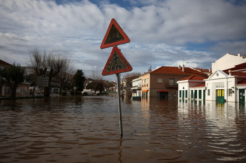 Badai Leonardo mencapai Alcacer do Sal, Portugal. (REUTERS/Pedro Nunes)