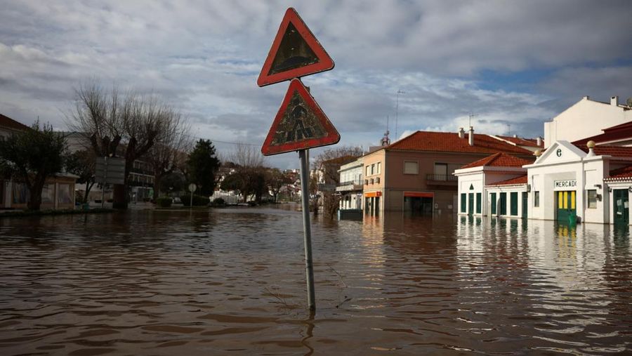 Badai Leonardo mencapai Alcacer do Sal, Portugal. (REUTERS/Pedro Nunes)